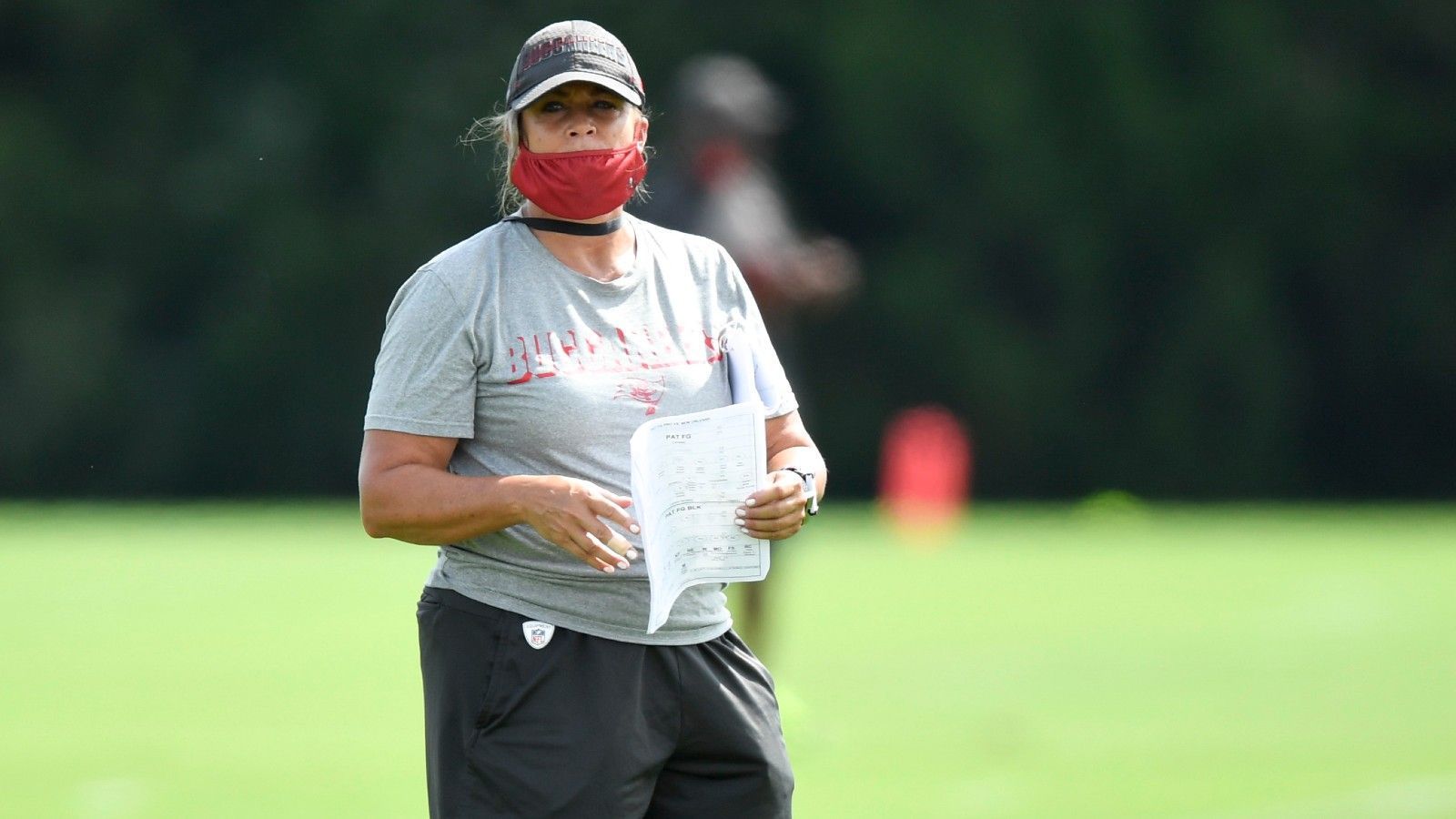 
                <strong>Lori Locust (Tampa Bay Buccaneers)</strong><br>
                Auch bei den Bucs gibt es Frauen-Power, sogar zwei Mal. Zum einen von "Assistant Defensive Line Coach" Lori Locust. Über 20 Jahre arbeitete diese in der Versicherungsbranche. Kurz vor ihrem 40. Geburtstag bekam sie endlich die Möglichkeit, Football zu spielen, erlitt jedoch eine massive Knieverletzung. Anschließend erkannte sie, dass sie ihrer Lieblings-Sportart auch als Trainerin nahe sein kann. Nach diversen Lehrgängen machte sie unter anderem ein Praktikum bei den Baltimore Ravens. Fast 15 Jahre nach Beginn ihrer Trainer-Karriere engagierte sie Head Coach Bruce Arians sie als Assistenztrainerin für die Defensive Line. Inzwischen coacht sie in ihrem zweiten Jahr.
              