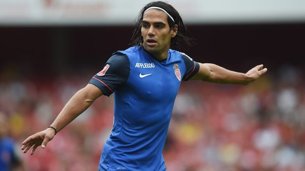 
                <strong>Radamel Falcao (43 Millionen Euro)</strong><br>
                Radamel Falcao (43 Millionen Euro). Wieder ein Kolumbianer, wieder ein Stürmer. Falcao wurde in der Saison 2013/2014 für 43 Millionen Euro von AS Monaco verpflichtet. Es folgten Ausleihen zu Manchester United und zu Chelsea - Falcao konnte nicht mehr an seine früheren Leistungen anknüpfen. Jamie Vardy hat allein in der bisherigen Saison mehr Tore erzielt (18), als Falcao für Monaco, ManUnited und Chelsea zusammengenommen (16). Und Vardy kostete Leicester ungefähr 1,2 Millionen Euro.
              