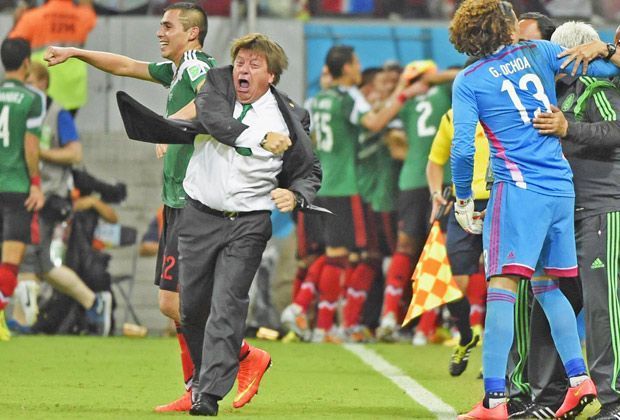 
                <strong>Der verrückteste Trainer</strong><br>
                Miguel Herrera bleibt wohl vielen Leuten im Gedächtnis. Der extrovertierte Trainer der mexikanischen Nationalmannschaft ließ seinen Emotionen freien Lauf. So wie hier im entscheidenden Gruppenspiel gegen Kroatien. 
              