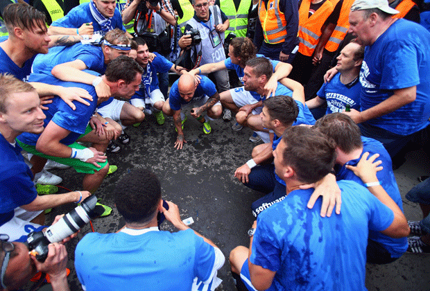 
                <strong>Darmstadt im Rausch</strong><br>
                Mit einem Etat von weniger als sechs Millionen Euro standen den Lilien noch weniger Geld zur Verfügung als dem SC Paderborn bei dessen Aufstieg 2014. Den Durchmarsch von Liga 3 in die Bundesliga schafften vor Darmstadt bislang nur sechs Teams...
              