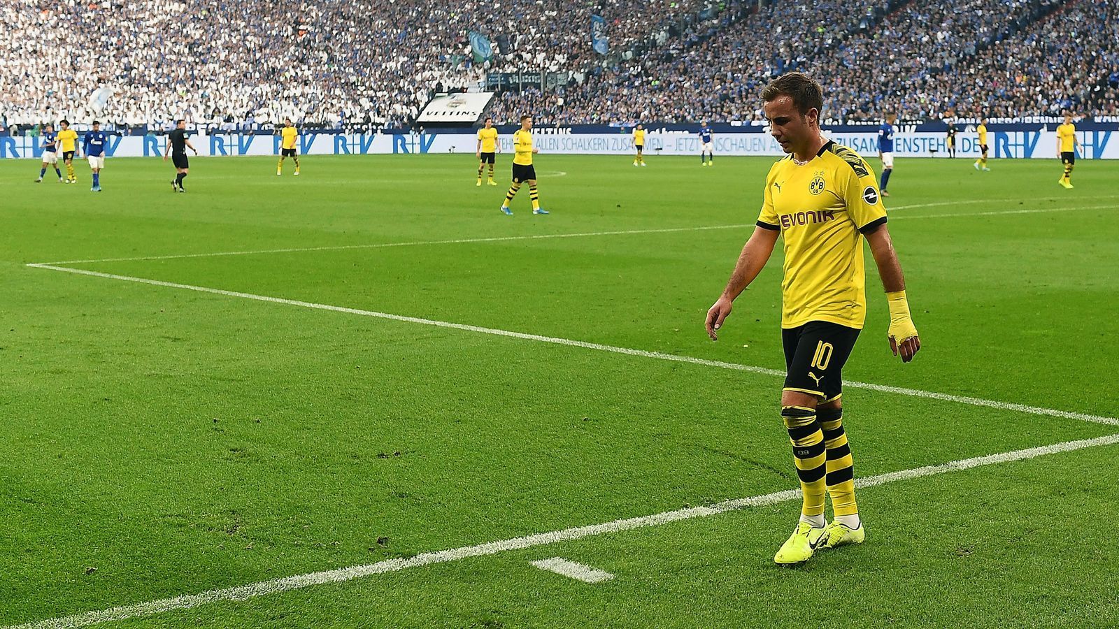 
                <strong>Bundesliga: Impressionen vom Revierderby 2019/20</strong><br>
                Weltmeister Mario Götze bekam im Revierderby eine Chance von Beginn an. Als Solospitze blieb der Dortmunder aber - wie seine Mannschaft insgesamt - ziemlich blass. Nach 58 Minuten wurde Götze ausgewechselt, für ihn kam Neuzugang Thorgan Hazard zu seiner Revierderby-Premiere.
              