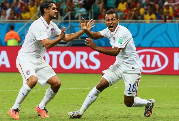 
                <strong>Julian Green (1 Tor, USA, Bayern München)</strong><br>
                Am Ende hat es leider nicht mehr gereicht. Aber sehenswert ist das 1:2 von Julian Green (r.) für die USA gegen Belgien allemal. Der Stürmer, der sonst in Bayern Münchens Reserve spielt, erzielt den Anschlusstreffer. Er ist der jüngste Torschütze der US-amerikanischen WM-Geschichte. 
              