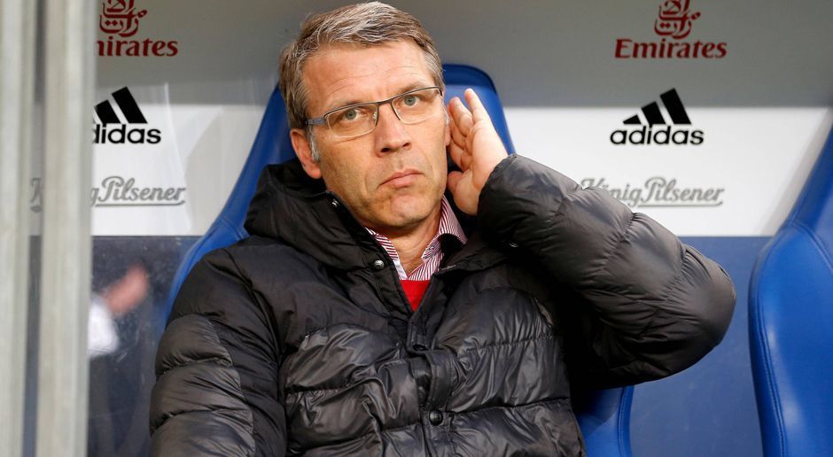 
                <strong>Peter Knäbel (Sportdirektor, 2014 - 2016)</strong><br>
                Er kam als Technischer Direktor des Schweizerischen Fussballverbandes zum HSV und übernahm den Posten des Sportdirektors. Jedoch ließ er kaum ein Fettnäpfchen aus. Er versuchte sich erfolglos als Interimstrainer (2 Spiele, 2 Niederlagen) und verlor im Park seinen Rucksack mit den Gehaltslisten. Im Mai 2016 wurde sein Vertrag aufgelöst.
              