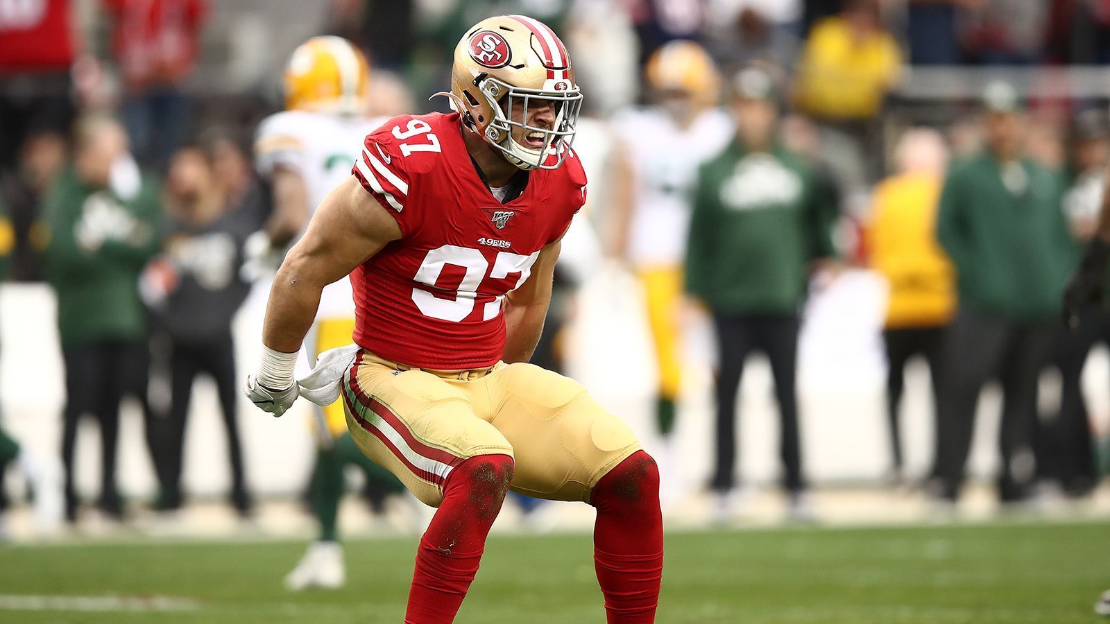 
                <strong>2. Platz: Nick Bosa (Defensive End, San Francisco 49ers)</strong><br>
                Nicht annähernd so traumhaft lief die Saison des Defensiv-Stars der 49ers. Bosa riss sich in Woche zwei das Kreuzband und zerstörte damit nicht nur seine Hoffnungen, sondern auch die von San Francisco. In seiner Rookie-Saison 2019/20 hob er die Defense der 49ers mit seinen Leistungen auf ein neues Level und wurde zum Defensive Rookie of the Year gewählt. Sein bärenstarker Pass Rush macht den Unterschied. 2019/20 sammelte er neun Sacks, 16 Tackles für einen Raumverlust des Gegners und 25 Quarterback-Hits. Jetzt muss er nur noch fit aus der langen Verletzungspause kommen, dann stehen dem 23-Jährigen alle Türen offen.
              