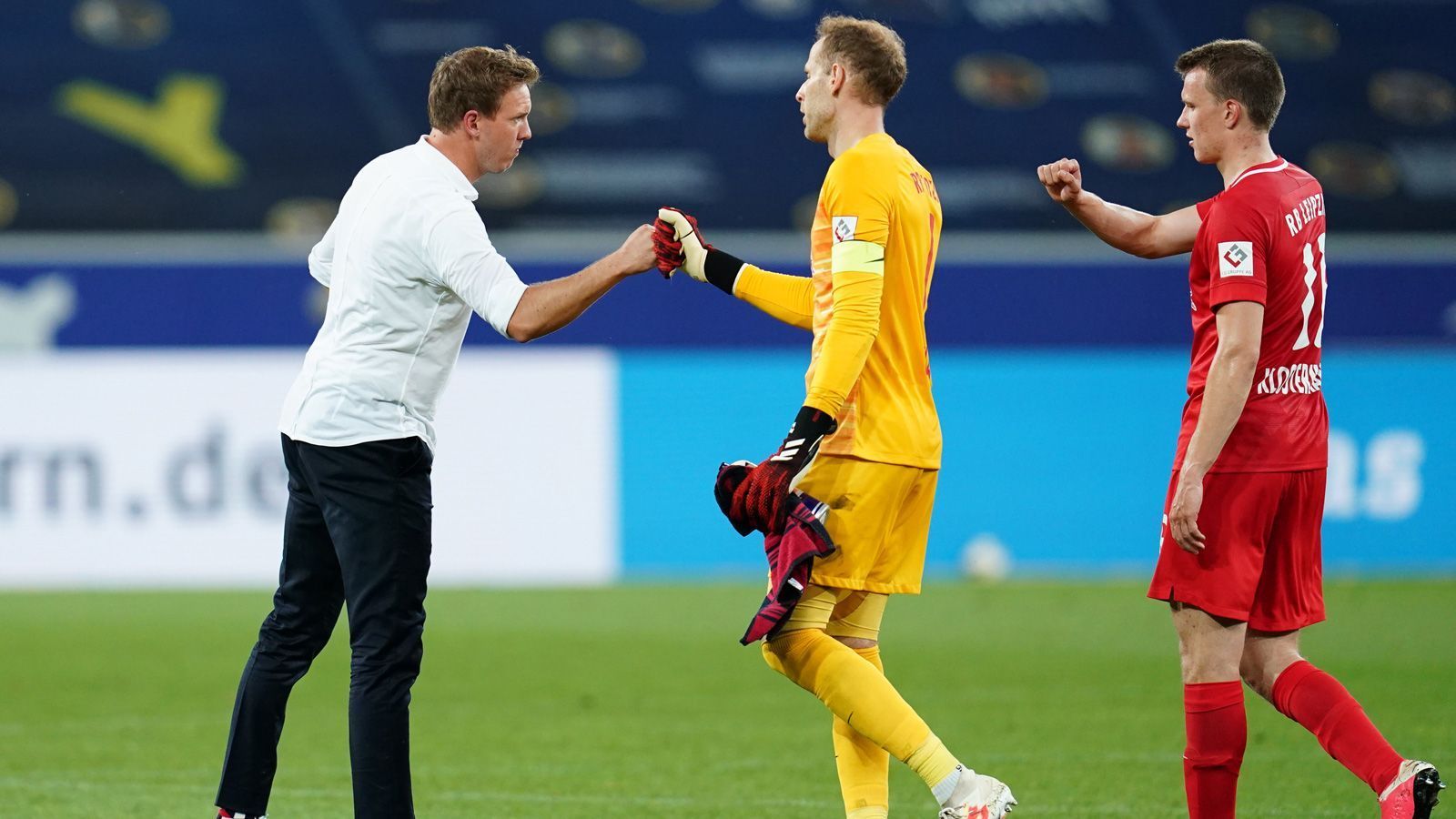 
                <strong>Sichert Leipzig die Champions League?</strong><br>
                Nachdem Borussia Dortmund am vergangenen Spieltag die Champions-League-Qualifikation besiegelte, kann RB Leipzig dieses Ziel jetzt auch erreichen. Mit einem Sieg gegen Fortuna Düsseldorf und gleichzeitigem Punktverlust von Borussia Mönchengladbach (gegen Wolfsburg) oder Bayer Leverkusen (gegen Köln) wäre RB die Champions League in der kommenden Saison nicht mehr zu nehmen. Verliert Gladbach, würde Leipzig sogar ein Unentschieden zur Qualifikation reichen.
              