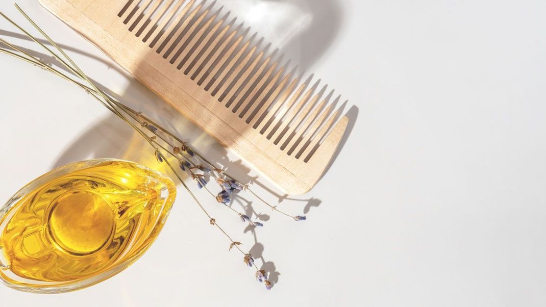 Haaröl-Produkte spenden euren Haaren Vitamine, Minerale und wichtige Fettsäuren – und das ist nur ein Vorteil von vielen.