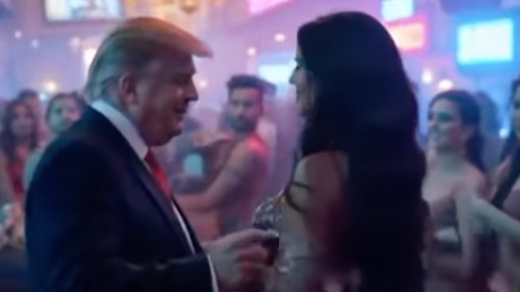 Ein KI-generierter Donald Trump amüsiert sich mit einer Bauchtänzerin in einem Club.