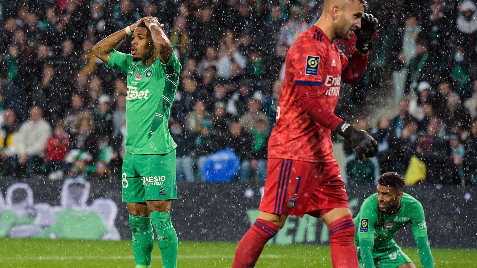 
                <strong>AS St. Etienne (Ligue 1/Frankreich)</strong><br>
                Sogar schon neun Spiele sind in der Ligue 1 rum und der einstige Meister St. Etienne liegt am Tabellenende. Die Mannschaft von Trainer Claude Puel hat erst vier Punkte auf dem Konto, aber eben noch keinen einzigen Sieg. Nach drei Unentschieden in Folge zum Saisonstart gab es anschließend eine Serie mit fünf Niederlagen. Vor der Länderspielpause holte St. Etienne dann aber immerhin mal wieder einen Punkt, durch ein 1:1 gegen Olympique Lyon. In der fünften Minute der Nachspielzeit glich Wahbi Khazri per Elfmeter für "Les Verts" aus, verhinderte somit die sechste Niederlage in Folge.
              