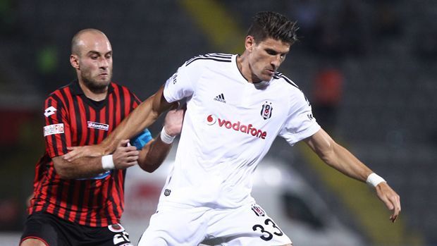 
                <strong>Mario Gomez</strong><br>
                Mario Gomez: An der Personalie Gomez scheiden sich die Geister: Seine Spielweise hat viele Kritiker, seine Torgefahr kann ihm keiner absprechen. Für Besiktas Istanbul erzielt er bisher zwei Tore. Sein großes Ziel: Die EM 2016 in Frankreich.  Bundestrainer Joachim Löw hat ihn im Jahr 2015 noch gar nicht nominiert.
              