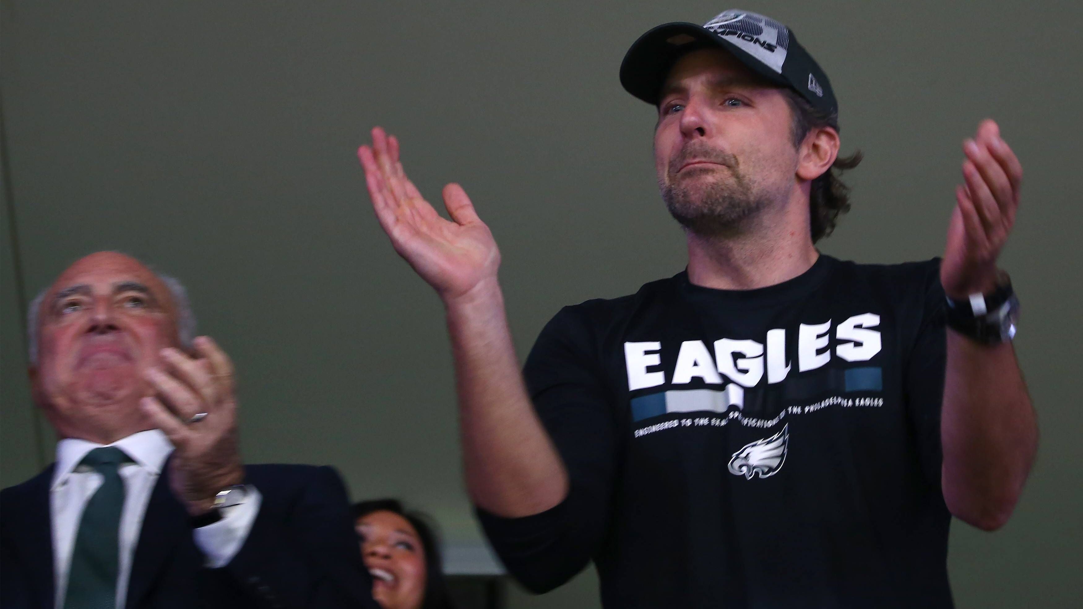 <strong>Bradley Cooper (Philadelphia Eagles)</strong><br>Der Schauspieler (u.a. bekannt aus "Hangover" oder "A Star Is Born") ist bekennender Fan der Philadelphia Eagles. Bradley Cooper ist regelmäßig im Stadion und verfolgte die Eagles auch schon bei Super Bowl live.