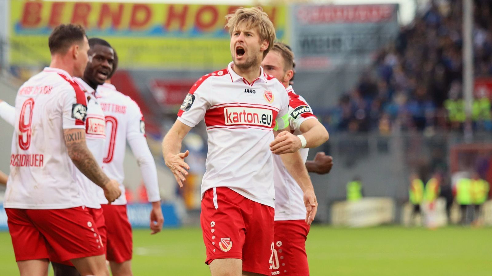 
                <strong>Energie Cottbus (23 Punkte, Platz 14)</strong><br>
                Aufsteiger Energie Cottbus feierte unmittelbar vor der Winterpause einen wichtigen 2:0-Auswärtssieg bei Hansa Rostock und vergrößerte damit den Abstand zu den Abstiegsrängen. Kürzlich musste das Team von Coach Claus-Dieter "Pele" Wollitz jedoch einen personellen Rückschlag hinnehmen. Der bisherige Kapitän Marc Stein (v.) löste aus persönlichen Gründen seinen Vertrag bei den Lausitzern auf. Sportlich lief es in der Vorbereitung zuletzt ganz gut, bei der Generalprobe für den Drittliga-Alltag siegte Energie mit 1:0 gegen den Zweitligisten Magdeburg.
              