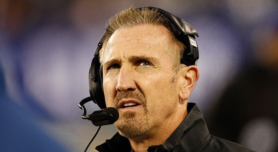 
                <strong>Steve Spagnuolo - Defensive Coordinator (New York Giants)</strong><br>
                Steve Spagnuolo entzauberte im Jahr 2008 als Defensive Coordinator der Giants die in dieser Spielzeit noch ungeschlagenen New England Patriots und sicherte sich den Super-Bowl-Titel. Seitdem sammelte er Erfahrung als Head Coach der St. Louis Rams und trainierte die Defensiven der New Orleans Saints und Baltimore Ravens. Seit 2015 ist er wieder für die Giants Defense zuständig, könnte bei einem entsprechenden Angebot jedoch wieder als Head Coach einspringen.
              