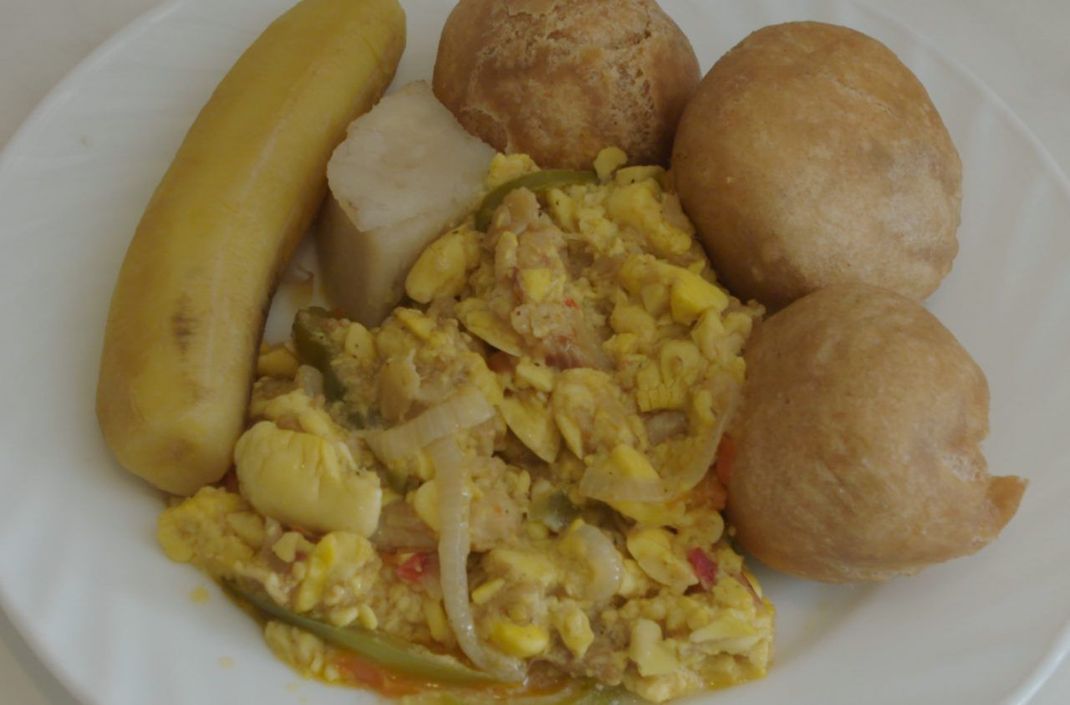 Leckeren Salzfisch und Ackee gibt es zum Frühstück in Jamaika.