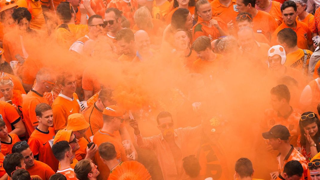 Fans der Niederlande zogen bei einem riesigen Fanmarsch durch Dortmund für das EM-Halbfinale.&nbsp;