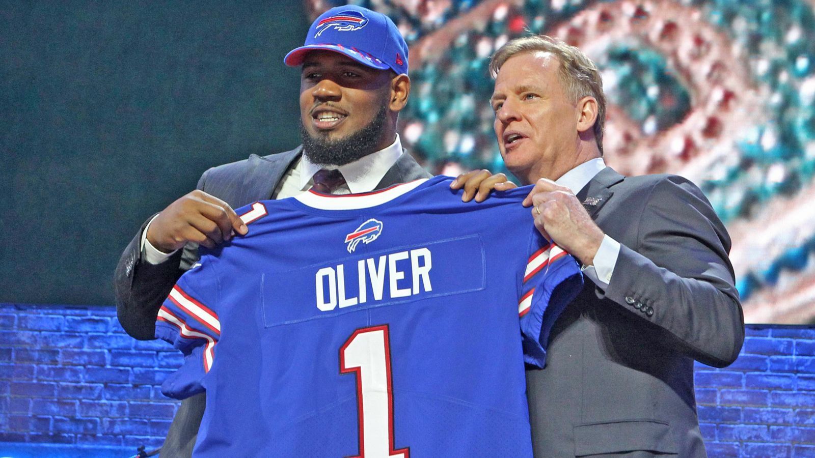
                <strong>Gewinner: Buffalo Bills</strong><br>
                Da haben die Bills mächtig Glück gehabt. Ähnlich wie bei Josh Allen war nicht unbedingt zu erwarten, dass Ed Oliver bis Pick neun zurückfällt. Hinter Quinnen Williams wohl der beste Defensive Tackle des Drafts, füllt Oliver auch noch ein riesen Need der Bills aus. Denn nach dem Rücktritt von Franchise-Legende Kyle Williams musste ohnehin noch eine riesige Lücke innerhalb der Defensive Line geschlossen werden. Ed Oliver war also rundum die perfekte Wahl für die Bills.
              