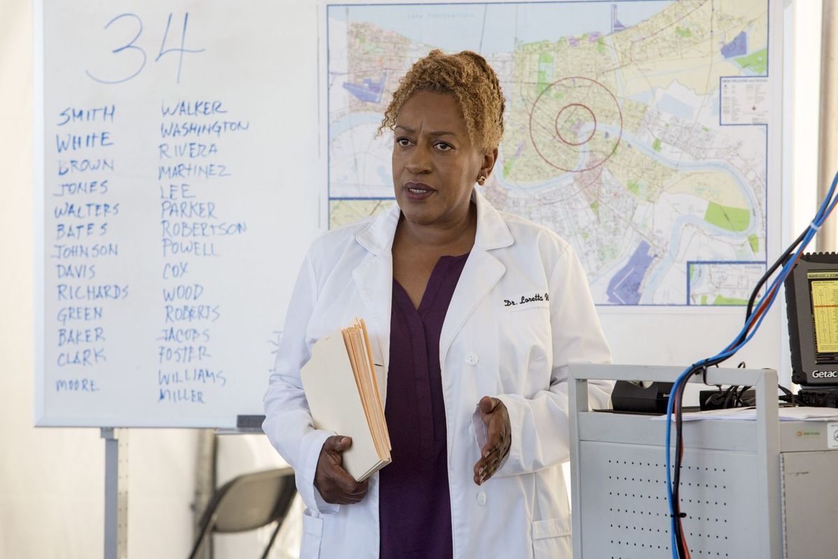 Bei den Ermittlungen: Dr. Wade (CCH Pounder) ...