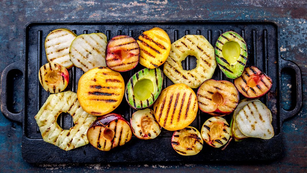 Auch Obst schmeckt vom Grill wunderbar. Probier es doch gleich mal bei der nächsten Grillparty aus.