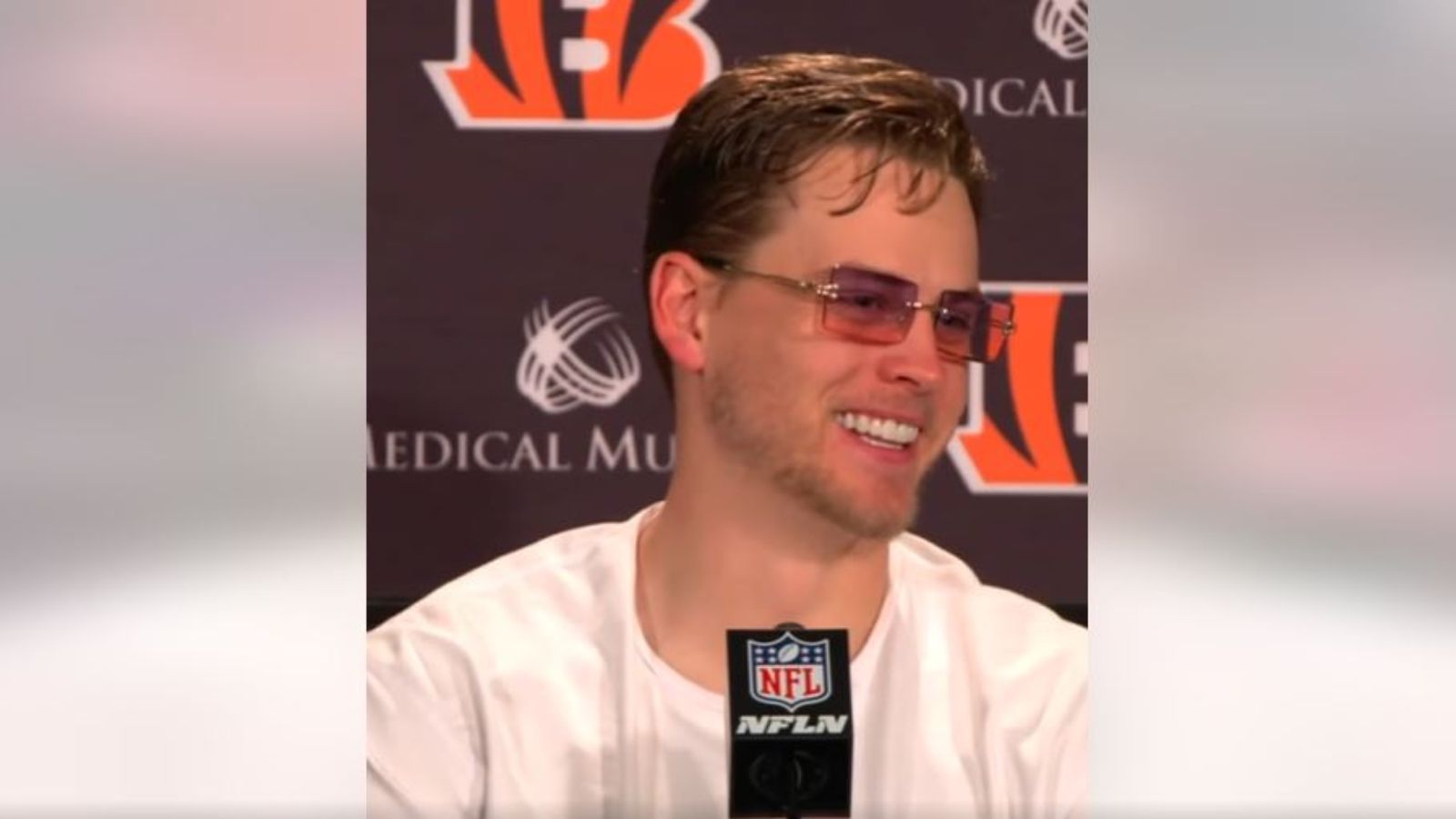 
                <strong>Cincinnati Bengals Grund 1: "Joey B" und der neue Swag</strong><br>
                Quarterback der Cincinnati Bengals ist Joe Burrow. Zwar ist der 24-Jährige erst in seinem zweiten Jahr, dennoch zeigt der Spielmacher bereits regelmäßig, was er drauf hat, sowohl auf dem Platz als auch in Medienrunden. Wer auf Elton Johns Brillen steht, der ist hier richtig.
              