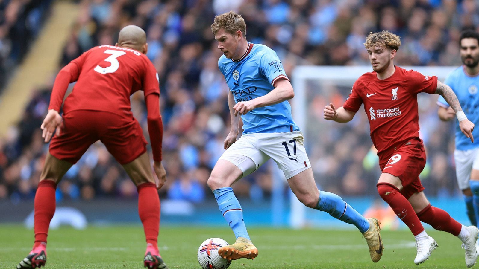 
                <strong>Manchester City gegen FC Liverpool: Schlüsselszenen des Spitzenspiels</strong><br>
                Der City-Sieg war nach einer weitestgehend dominanten Vorstellung - vor allem in der zweiten Halbzeit - hochverdient, Liverpool bestätigte einmal mehr, dass in dieser Saison auswärts (nur zwölf Punkte) kaum etwas geht. ran zeigt die Schlüsselszenen der Partie.
              