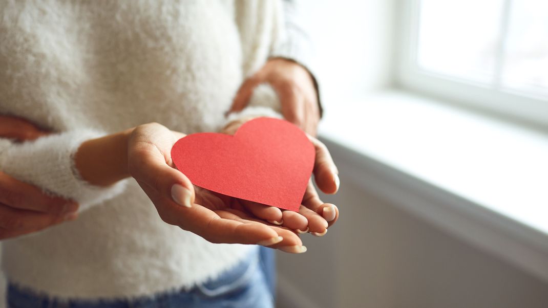 Gibt es nur die EINE große Liebe im Leben? Nein, gleich drei sollen es sein - laut Wissenschaftler:innen!