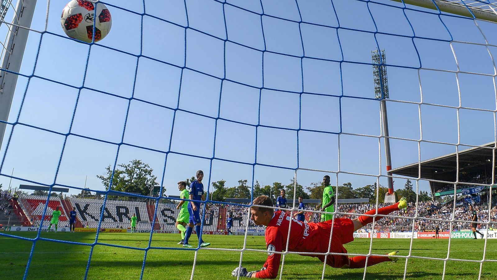 
                <strong>Weydandt trifft im Pokal doppelt</strong><br>
                ... folgte der zweite: In der 90. Minute erhöhte Hendrik Weydandt auf 0:6. Mit seinem zweiten Torschuss im Spiel und im Profifußball.
              