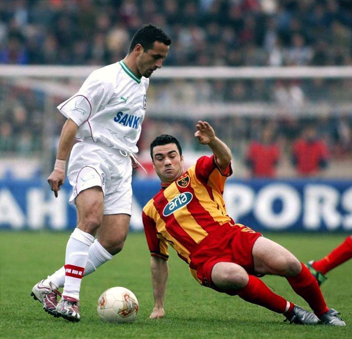 
                <strong>Hakan Ünsal</strong><br>
                Hakan Ünsal (re.) gewann mit Galatasaray Istanbul unter anderem den UEFA-Pokal und wurde vier Mal türkischer Meister. Für die Nationalmannschaft machte er 33 Spiele
              