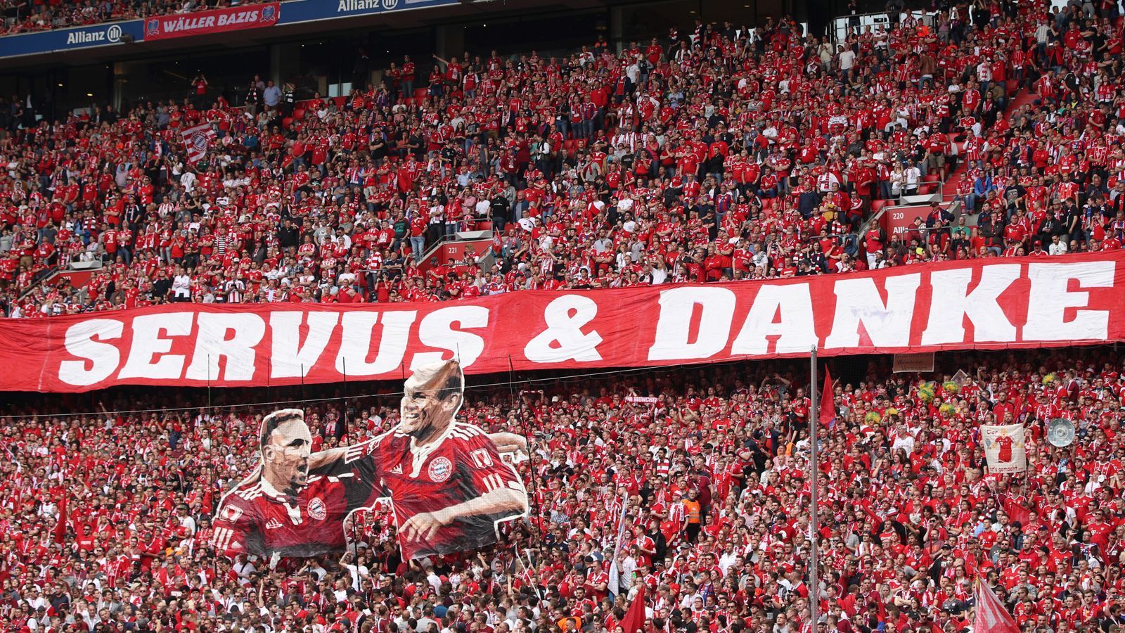 
                <strong>Bayern-Fans verabschieden "Robbery" mit extra Choreo</strong><br>
                Am 34. Spieltag der Saison 2018/19 verabschiedet der FC Bayern zwei Vereins-Ikonen. Franck Ribery und Arjen Robben betreten die Allianz Arena zum letzten Mal im Trikot des Rekordmeisters und die heimischen Fans sagen "Servus". Die Bayern-Anhänger zelebrieren eine beeindruckende Choreo: zwei Überdimensionale Abbilder von Ribery und Robben, darüber ein Spruchband mit der Aufschrift "Servus und Danke". Die legendäre Flügelzange hat in München eine Ära geprägt und hatte entscheidenden Anteil am Triple 2013, dem größten Erfolg der Vereinsgeschichte. Beim Franzosen, der gemeinsam mit Robben und Rafinha vor dem Spiel gegen Eintracht Frankfurt offiziell verabschiedet wird, fließen daraufhin Tränen.
              