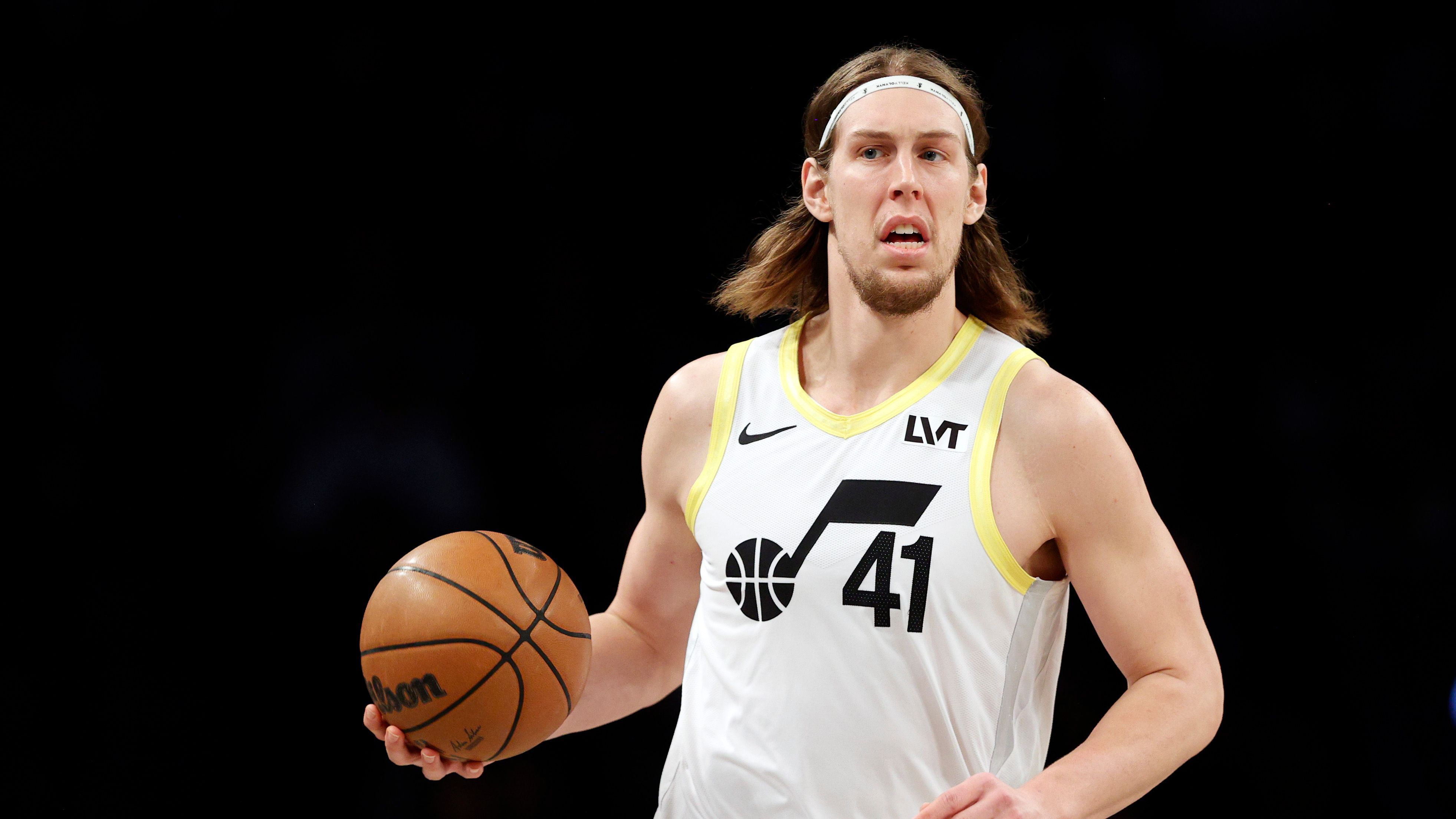 <strong>Kelly Olynyk (Toronto Raptors) &amp; Ochai Agbaji (Toronto Raptors)</strong><br>Die Raptors muss man nicht verstehen. Obwohl sie weit davon entfernt sind, ein Semi-Contender zu sein, wurde für Olynyk und Agbaji getradet. Dafür gab man an die Jazz Otto Porter Jr., Kira Lewis Jr. und ihren Erstrundenpick 2024 ab. Mit Agbaji bekamen sie zumindest einen jungen, vielversprechenden Guard. Einen Erstrundenpick für Olynyk auszugeben, mutet merkwürdig an.