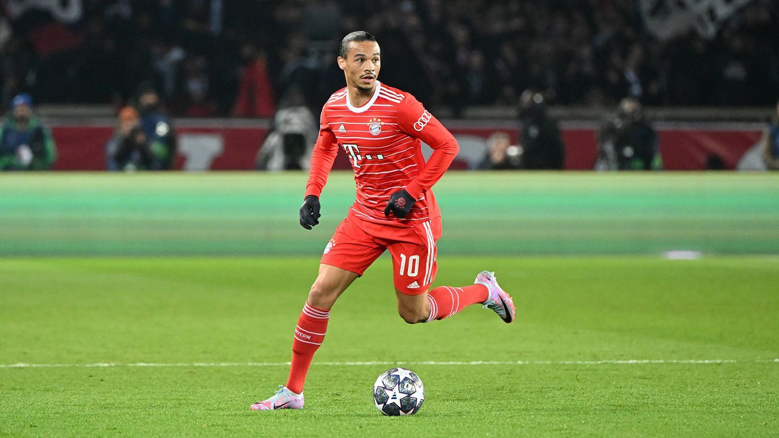 
                <strong>Leroy Sane (FC Bayern München)</strong><br>
                Lange Zeit der schwächste Münchner auf dem Feld, teilweise fast unsichtbar. Rettet aber kurz vor der Pause in höchster Not gegen Carlos Soler. Agiert im zweiten Spielabschnitt endlich konzentrierter und arbeitet auch nach hinten stärker mit. ran-Note: 4
              