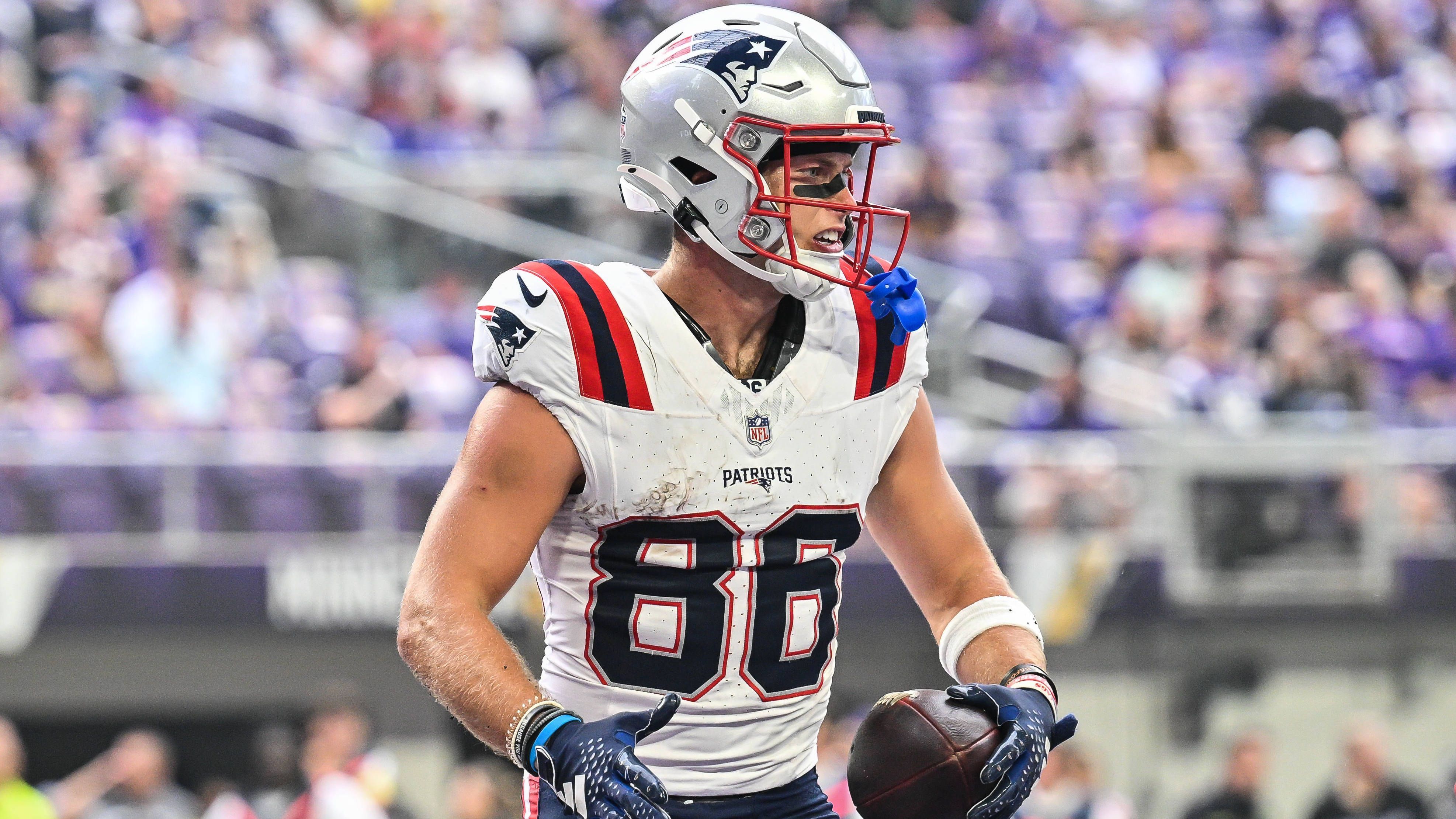 <strong>New England Patriots</strong><br>Das war scheinbar ein echter guter Draft! Running Back TreVeyon Henderson spielte als Zweitrundenpick groß auf und machte sich einen Namen. Will Campbell ist der sofortige große Impact in der O-Line. Auch WR Efton Chism III ist eine der Überraschungen der Preseason. Das Team scheint frisch und motiviert unter dem neuen Head Coach Mike Vrabel. Kleine Sorgenfalte: Drake Maye war unpräzise. Keine 60 Prozent seiner Pässe kamen in der Preseason an. Nur ein Wackler oder mehr? Bilanz: 2-1.<br><strong>Note: 2</strong>