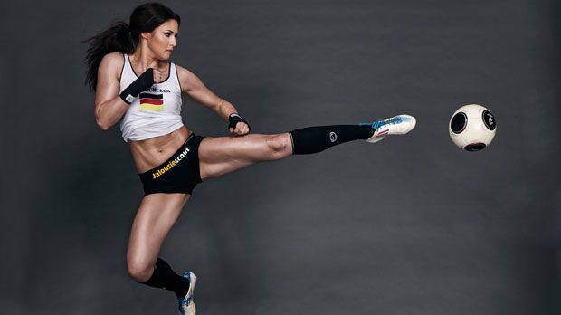 
                <strong>So sexy ist Marie Lang</strong><br>
                Als Kickboxerin kann man natürlich auch einen Fußball spektakulär treten.
              