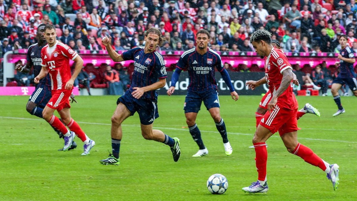 Luis Díaz (r.) bei seinem Bayern-Debüt