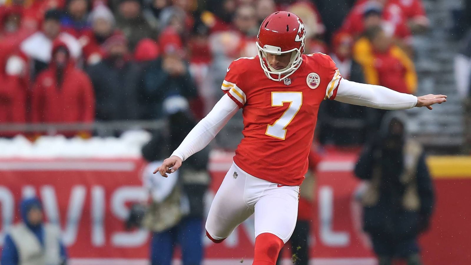 
                <strong>Verwandelte Extra-Punkte in einer Saison</strong><br>
                Die Latte liegt ziemlich hoch: 75 verwandelte Extra-Punkte schaffte Matt Prater 2013 für die Denver Broncos. Nah dran kam 2018 Harrison Butker. Der Kicker der Kansas City Chiefs schaffte 65, verschoss dabei sogar noch vier. Damit schnappte er sich schon mal Rang sechs der ewigen Bestenliste. Patrick Mahomes muss 2019 also noch ein paar Touchdowns drauflegen.
              