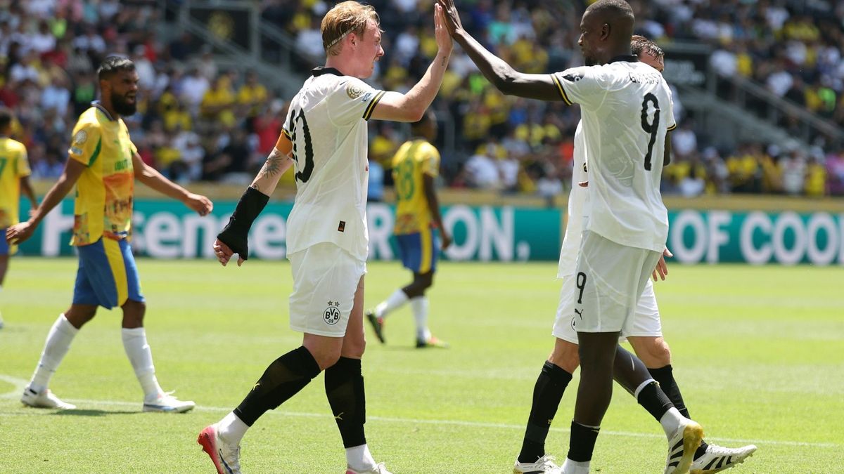 Brandt (l.) spielt mit einer Spezialschiene