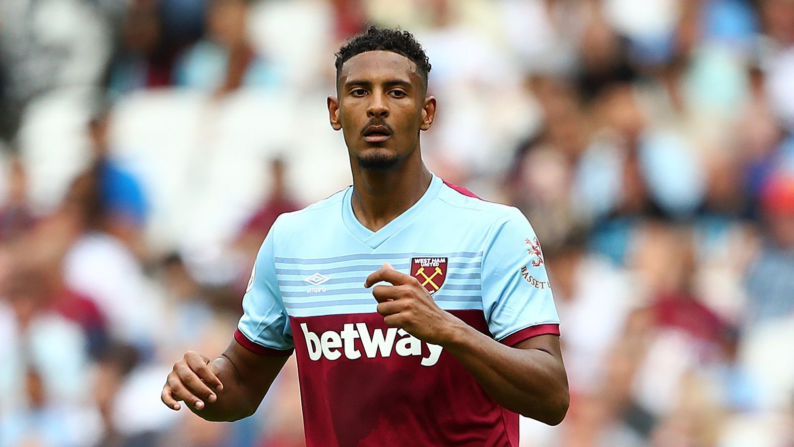 
                <strong>Mittelstürmer: Sebastien Haller</strong><br>
                Neuer Verein: West Ham UnitedAbgebender Verein: Eintracht FrankfurtAblösesumme: 40 Millionen EuroVertragslaufzeit: bis 2024
              