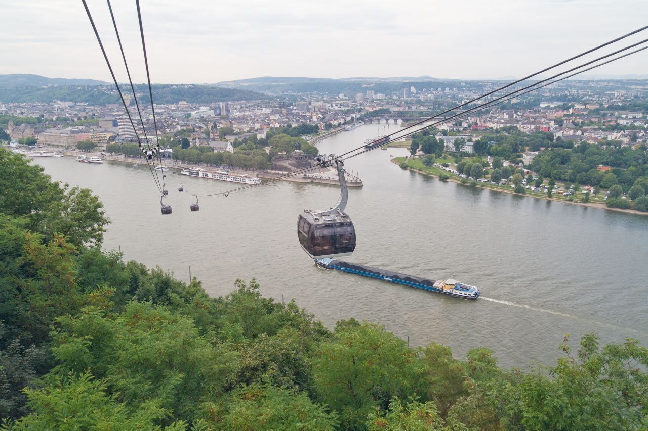 Luftige 112 Meter Höhe überwinden die 16 Gondeln zwischen Konrad-Adenauer-Ufer und der Festung Ehrenbreitstein in Koblenz. Jede fasst 35 Passagiere. Insgesamt ist sie 890 Meter lang. Sie wurde 2010 eröffnet. Anlass war auch hier die Bundesgartenschau.