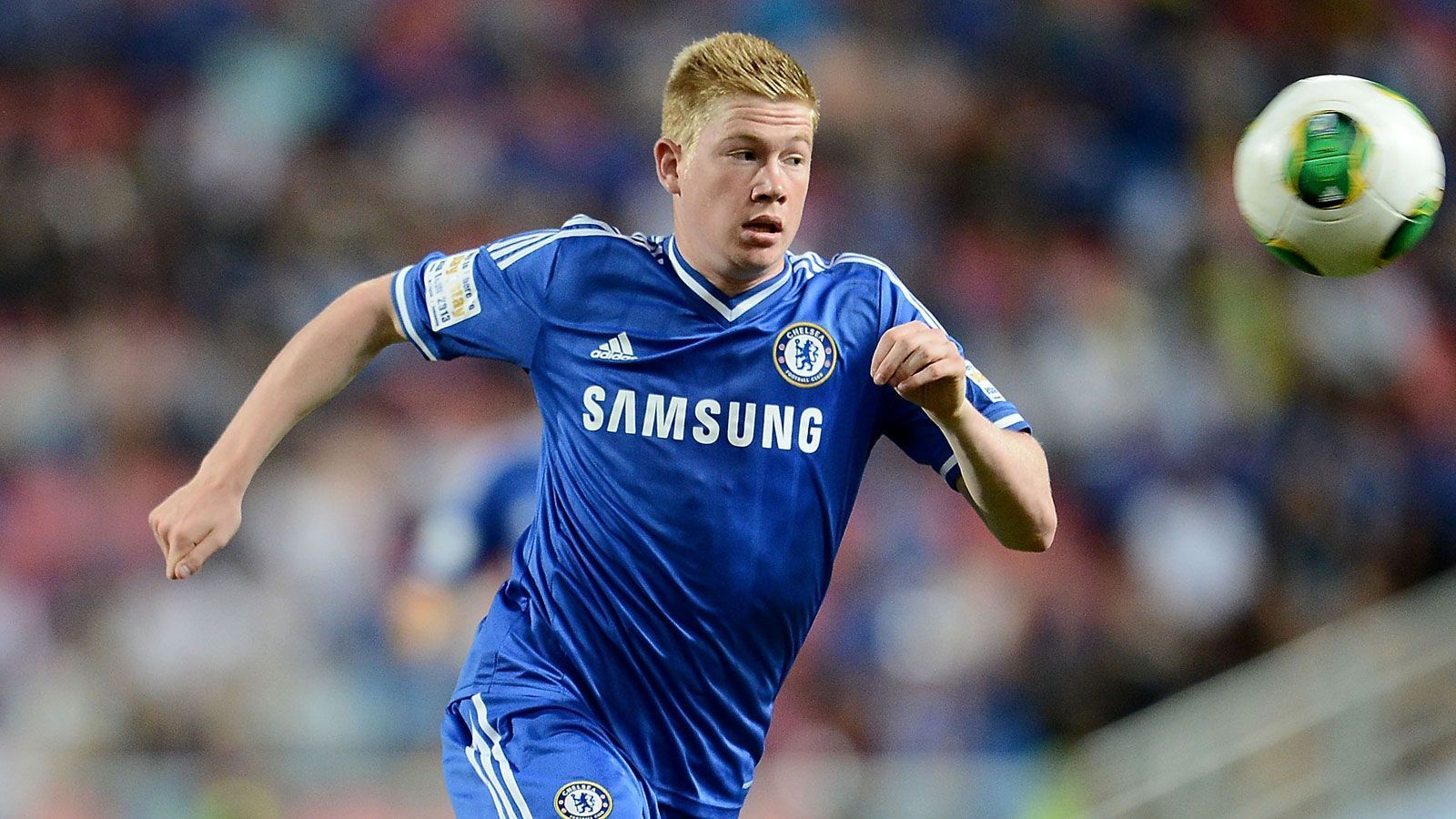 
                <strong>Kevin de Bruyne vs. Jose Mourinho</strong><br>
                Neuer Klub, neuer Kriegsschauplatz. Von Real ging es für Mourinho 2013 zurück zum FC Chelsea. Dort vergraulte der Trainer mit Kevin de Bruyne eines der damals größten Talente. Zwar feierte der Belgier unter Mourinho 2013 sein Debüt, doch nicht viel später stellte der Coach die Trainingseinstellung seines Offensivspielers in Frage und verbannte ihn auf die Bank. Nach nur fünf Spielen in drei Monaten flüchtete De Bryune schließlich im Januar 2014 zum VfL Wolfsburg. Später landete er bei Manchester City und avancierte dort zum Superstar.
              