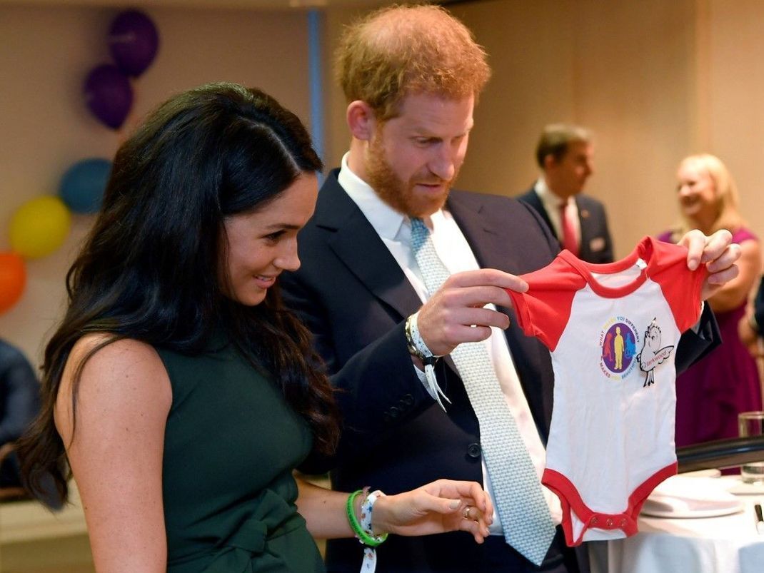 Kein Scherz, es gibt strikte Kleiderregeln für königliche Kinder. Nach dem Austritt können Herzogin Meghan und Prinz Harry ihren Sohn und ihre Tochter aber so kleiden, wie sie es möchten. 