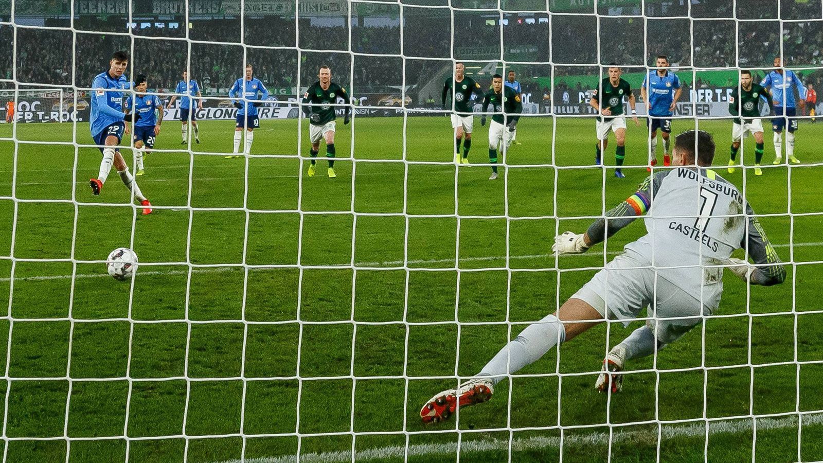 
                <strong>Bayer Leverkusens historische Torserie gegen Wolfsburg</strong><br>
                Bayer Leverkusens unglaubliche Torserie geht weiter! Die Werkself traf in den letzten 33 Duellen gegen den Wolfsburg immer mindestens ein Mal. Eine solch lang andauernde Torserie kann kein anderer deutscher Bundesligist aktuell aufweisen. Am 19. Spieltag sorgte Jungstar Kai Havertz (li.) mit seinem Führungstreffer per Elfmeter beim 3:0-Sieg der Rheinländer für die neue Rekordmarke. (Quelle: SID)
              