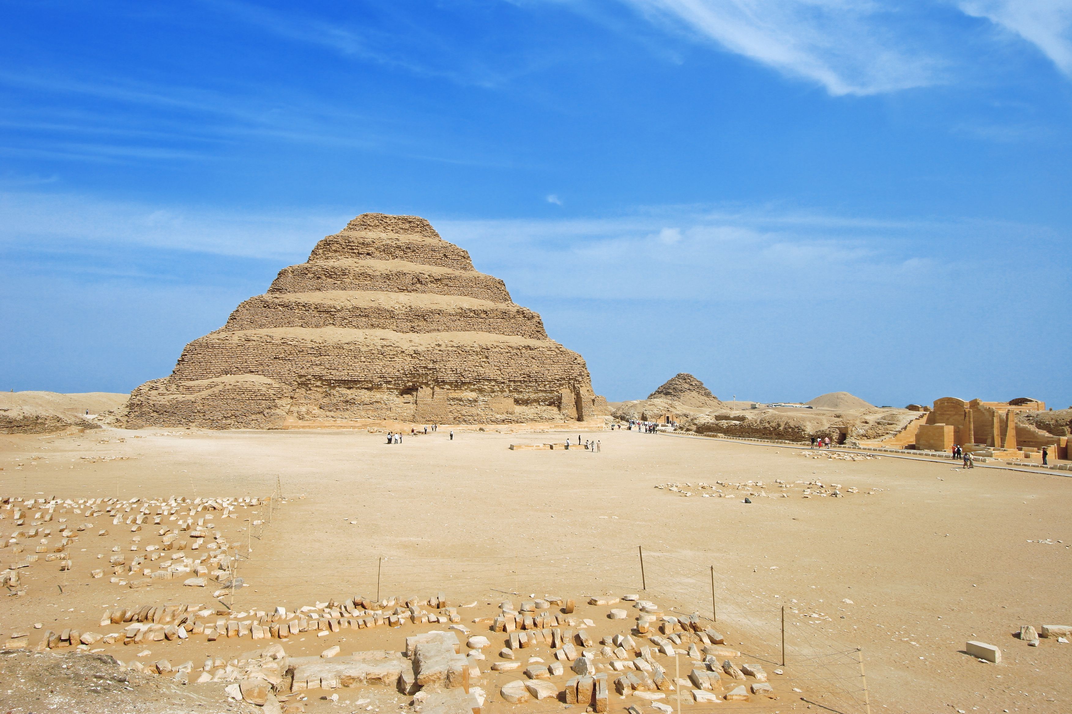 Neben der allgemein bekannten Form einer Pyramide gibt es noch weitere Pyramiden-Bauten. Die Stufen-Pyramide ist, wie der Name schon verrät, durch Stufen gekennzeichnet und wurde hauptsächlich in der Dritten Dynastie errichtet. Die wohl bekannteste ist die Djoser-Stufen-Pyramide in Ägypten.