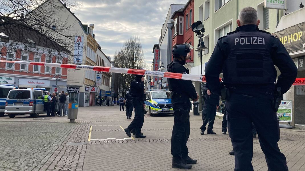 Einsatzkräfte der Polizei stehen in der Innenstadt von Bochum. 