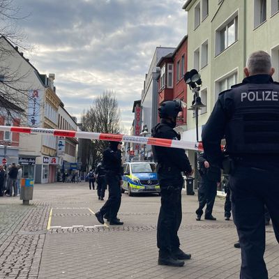 Einsatzkräfte der Polizei stehen in der Innenstadt von Bochum. 