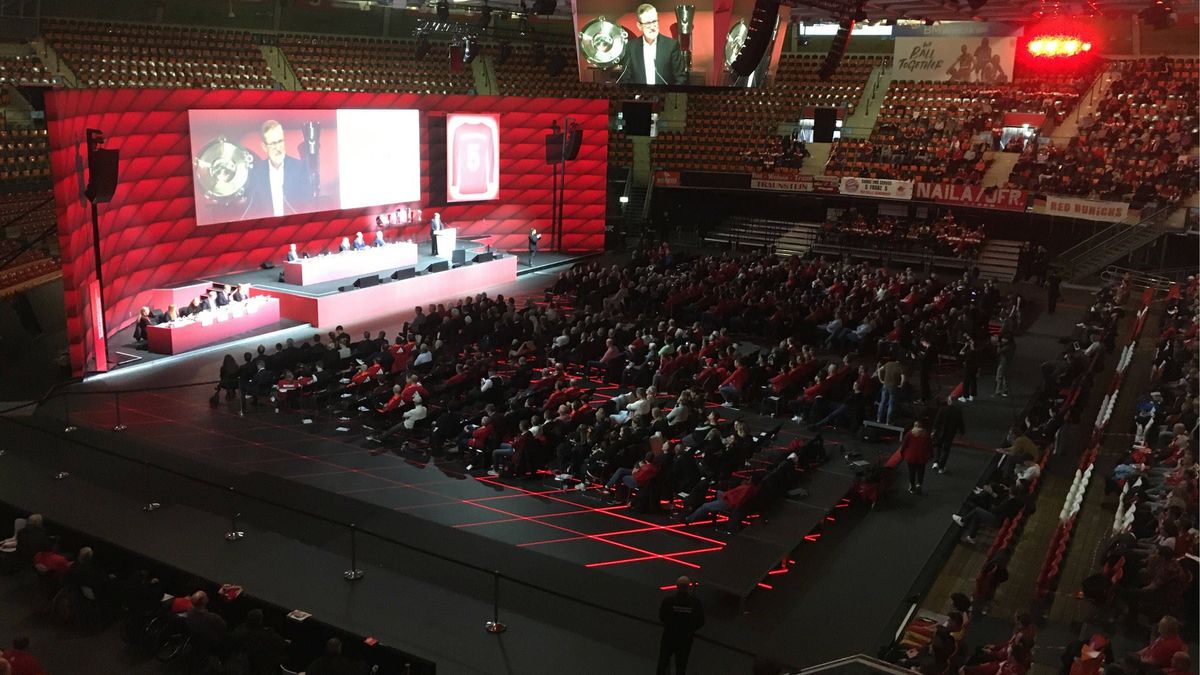 Halle, Totale, Saal, Saalfoto, Choregraphie, Jahresergebnis, Beckenbauer, Trikot 5, Umsatzrekord, Konzern, Vorstandsvorsitzender Jan-Christian Dreesen, Rede Fussball Jahreshauptversammlung 2024 des...