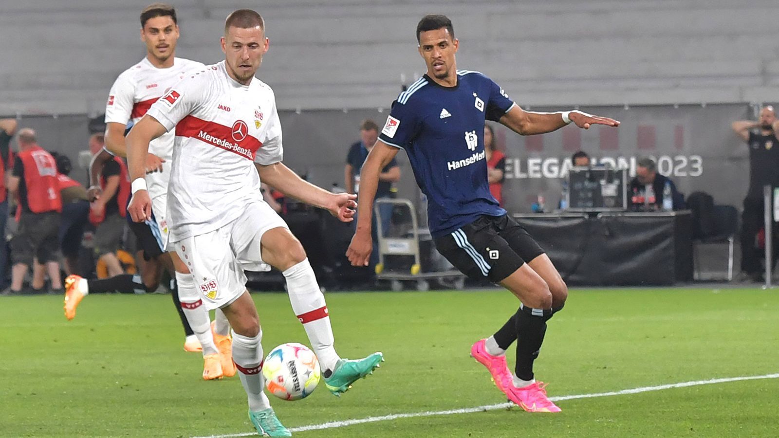 
                <strong>Waldemar Anton (VfB Stuttgart) </strong><br>
                Gut gegen Glatzel (9.), auch danach Fels in der Brandung. Starkes Spiel des Abwehrspielers, der nach einem Müller-Abpraller ein weiteres Mal vor Glatzel rettet (73.) und kurz darauf den Einschlag durch Kittel verhindert (77.). ran-Note: 1
              