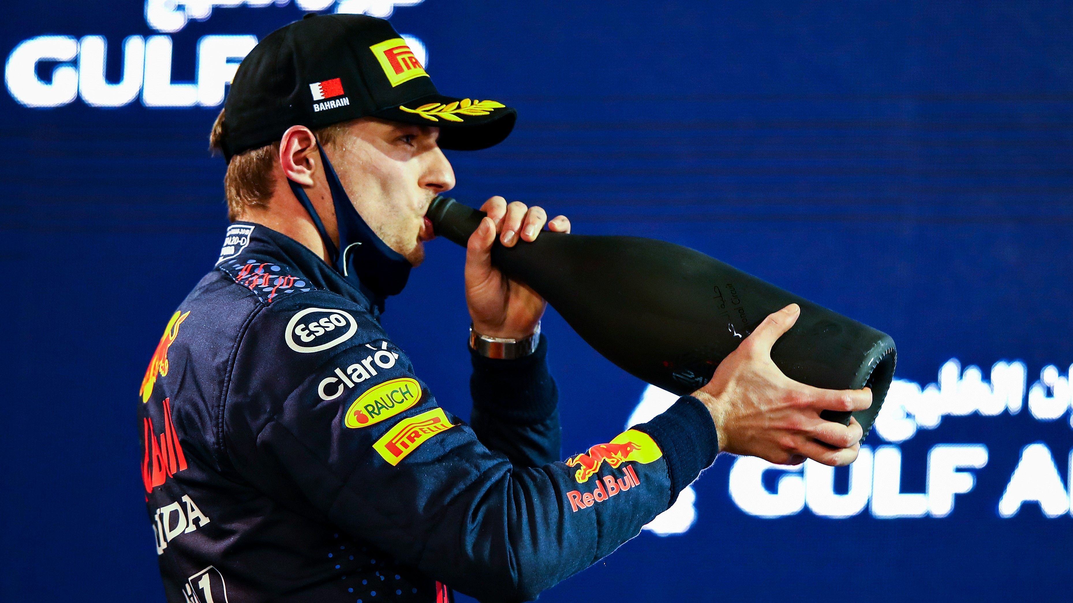 
                <strong>Gewinner und Verlierer: Red Bull Racing</strong><br>
                Eigentlich lief für Red Bull alles wunderbar in Bahrain, das Auto schnurrte nur so dahin, die Konkurrenz fand sich (die meiste Zeit) im Rückspiegel. Doch in den entscheidenden Momenten hatte der Rennstall das Nachsehen. Schon beim Einfahren versagte die Elektronik bei Sergio Perez' Auto. Der Fahrer musste aus der Box starten – und legte eine gewaltige Aufholjagd auf Platz fünf hin. Ohne die technische Panne wäre vermutlich aber mehr drin gewesen. Sein Teamkollege Max Verstappen (im Bild) hatte sich die Pole geschnappt, verlor den Spitzenplatz aber an Lewis Hamilton, weil das Mercedes-Team die bessere Boxen-Strategie wählte. Ein Überholmanöver hätte das geändert. Das gelang Verstappen tatsächlich, doch er musste Hamilton wieder vorlassen. Er hatte in Kurve vier mit allen vier Rädern die Streckenbegrenzung, die "Track Limits", verlassen und sich einen Vorteil verschafft. Das ist verboten. Red Bull dürfte mit gemischten Emotionen aus Bahrain abreisen. Platz fünf und Platz zwei sind beachtlich, aber es war eben noch mehr drin. Positiv ist: Man ist wieder ein echter Herausforderer.
              