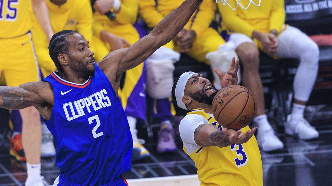 January 23, 2024, Los Angeles, California, USA: Anthony Davis 3 of the Los Angeles Lakers attempts to score as Kawhi Leonard 2 of the Los Angeles Clippers defends the basket during their regular season NBA, Basketball Herren, USA game on Tuesday January 23, 2024 at Crypto.com Arena in Los Angeles, California. ARIANA RUIZ PI Los Angeles U.S - ZUMAp124 20240123_zaa_p124_002 Copyright: xArianaxRuizx