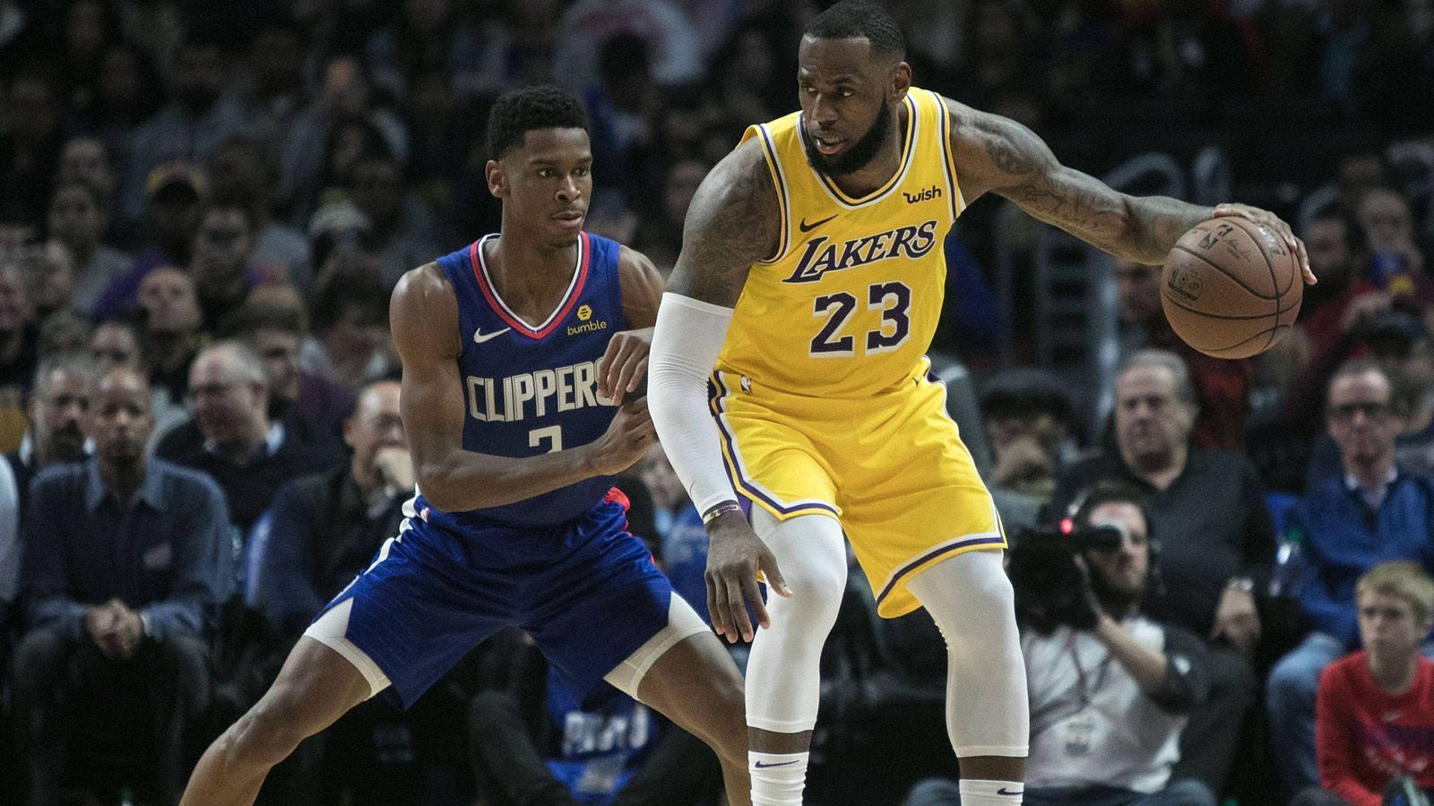 
                <strong>Stadtduell in Los Angeles</strong><br>
                Gleich zum Saisonauftakt kommt es zu einem richtigen Kracher! Die Los Angeles Lakers treffen am 22. Oktober auf die neu formierten Los Angeles Clippers. LeBron James und Anthony Davis treffen auf Kawhi Leonard und Paul George! Ob das schon eine Vorschau auf die Western Conference Finals wird?
              