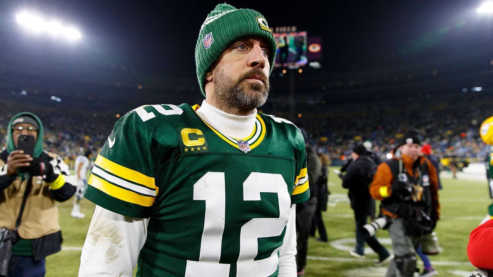 
                <strong>Aaron Rodgers (Green Bay Packers)</strong><br>
                Wie geht es für Aaron Rodgers weiter? Eine Rückkehr zu den Green Bay Packers erscheint derzeit unwahrscheinlich. Berichten zufolge soll die Franchise bereit sein, den 39-Jährigen zu einem anderen Team zu traden. Als Favorit auf eine Verpflichtung des viermaligen MVP gelten die Las Vegas Raiders. In der "Sin City" könnte Rodgers wieder mit Davante Adams, seinem Lieblingsreceiver aus alten Packers-Tagen, zusammenspielen. Allerdings soll auch ein Karriereende eine Option für "A-Rod" sein. In der vergangenen Saison verpasste er mit Green Bay knapp die Playoffs und spielte die statistisch schwächste Saison seit Jahren. Wann der Routinier eine Entscheidung über seine Zukunft treffen will, ist unklar.
              