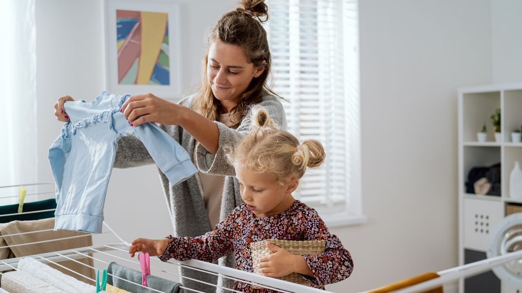 Schon beim Aufhängen der Wäsche kannst du dafür sorgen, dass keine Knitterfalten entstehen.