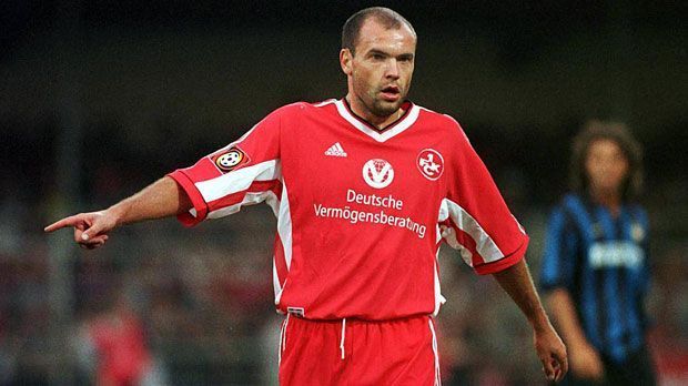 
                <strong>Uwe Rösler (1. FC Kaiserslautern) - 9. Dezember 1998</strong><br>
                Beim 5:2 des 1. FC Kaiserslautern über HJK Helsinki in der Gruppenphase der Saison 1998/99 stand es nach 37 Minuten 0:1. Dann brachte Otto Rehhagel Uwe Rösler - und der Stürmer drehte das Spiel fast im Alleingang. Nur sechs Minuten brauchte Rösler für das erste seiner insgesamt drei Tore an diesem Abend. Die "Roten Teufel" traten als Deutscher Meister in der Champions League an. Nach einem souveränen Gruppensieg vor Benfica Lissabon, PSV Eindhoven und Helsinki scheiterte man im Viertelfinale am späteren Finalisten Bayern München.
              